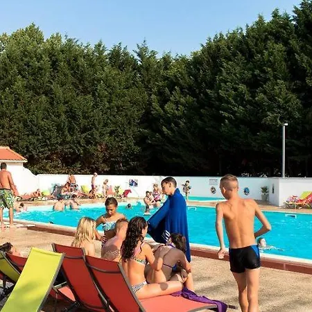 Bord De مكان تخييم *